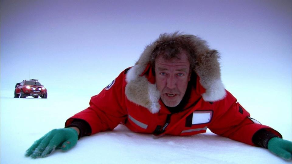 Jeremy Clarkson objímá severní magnetický pól. V pozadí upravená Toyota Hilux.